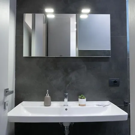 Graziosa - Charming Downtown Flat - Perfect For Couples *